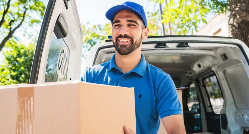 livreur sympathique qui amène un colis
