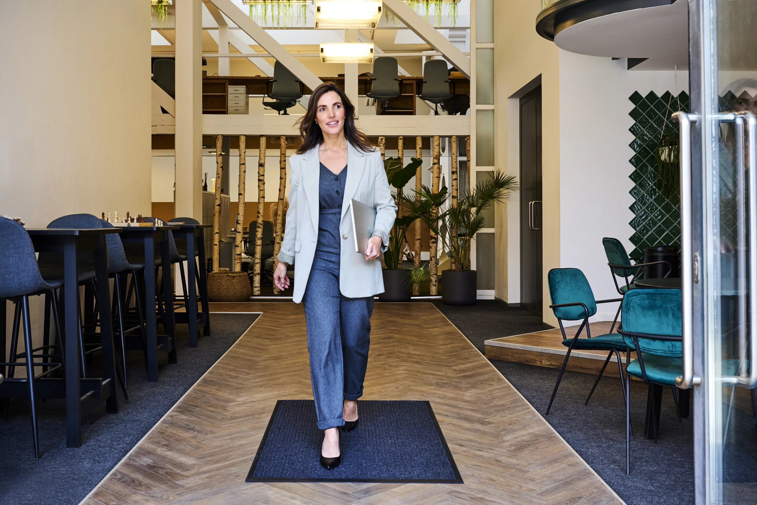 une femme marche sur un tapis d'entrée Smart de Millisol